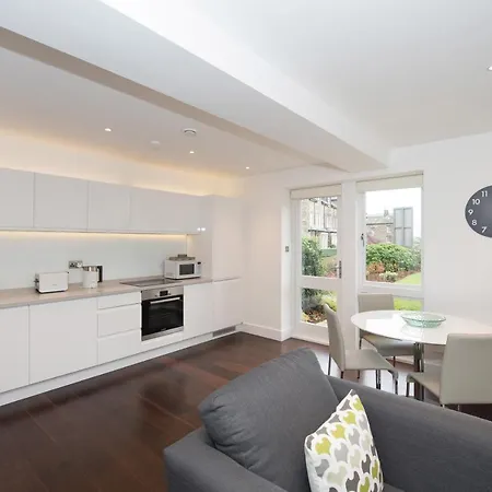 The Windsor - By Serviced Apartment *